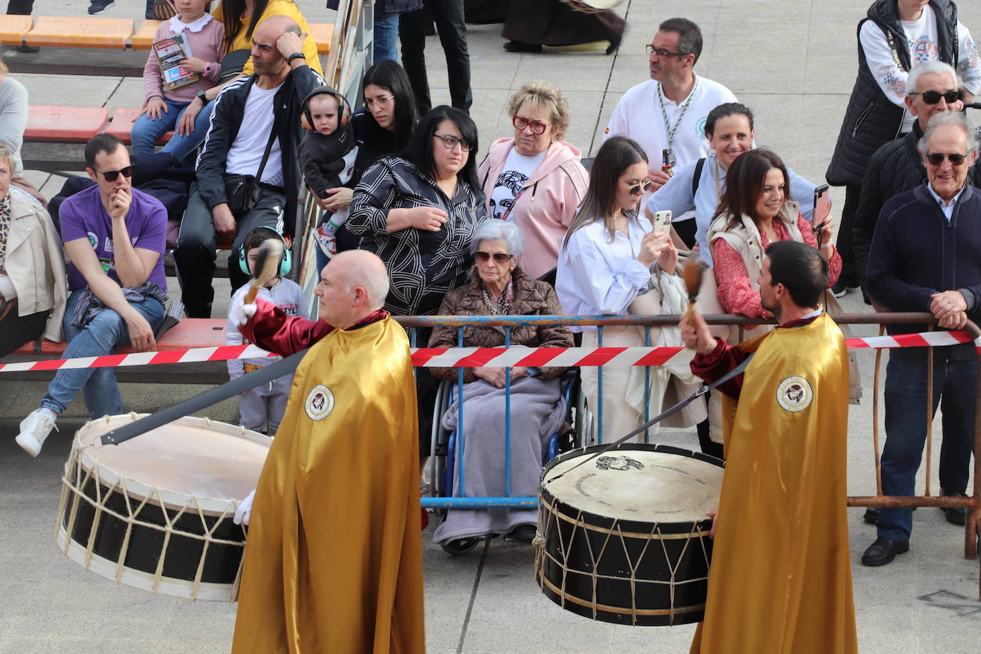 Fotos: La XVIII Exaltación de Bandas de Cofradías de Arnedo reúne a ocho agrupaciones de cuatro comunidades en la plaza de España