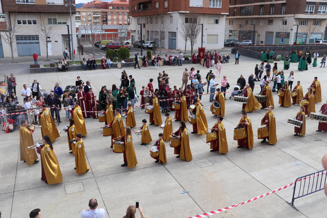 Fotos: La XVIII Exaltación de Bandas de Cofradías de Arnedo reúne a ocho agrupaciones de cuatro comunidades en la plaza de España