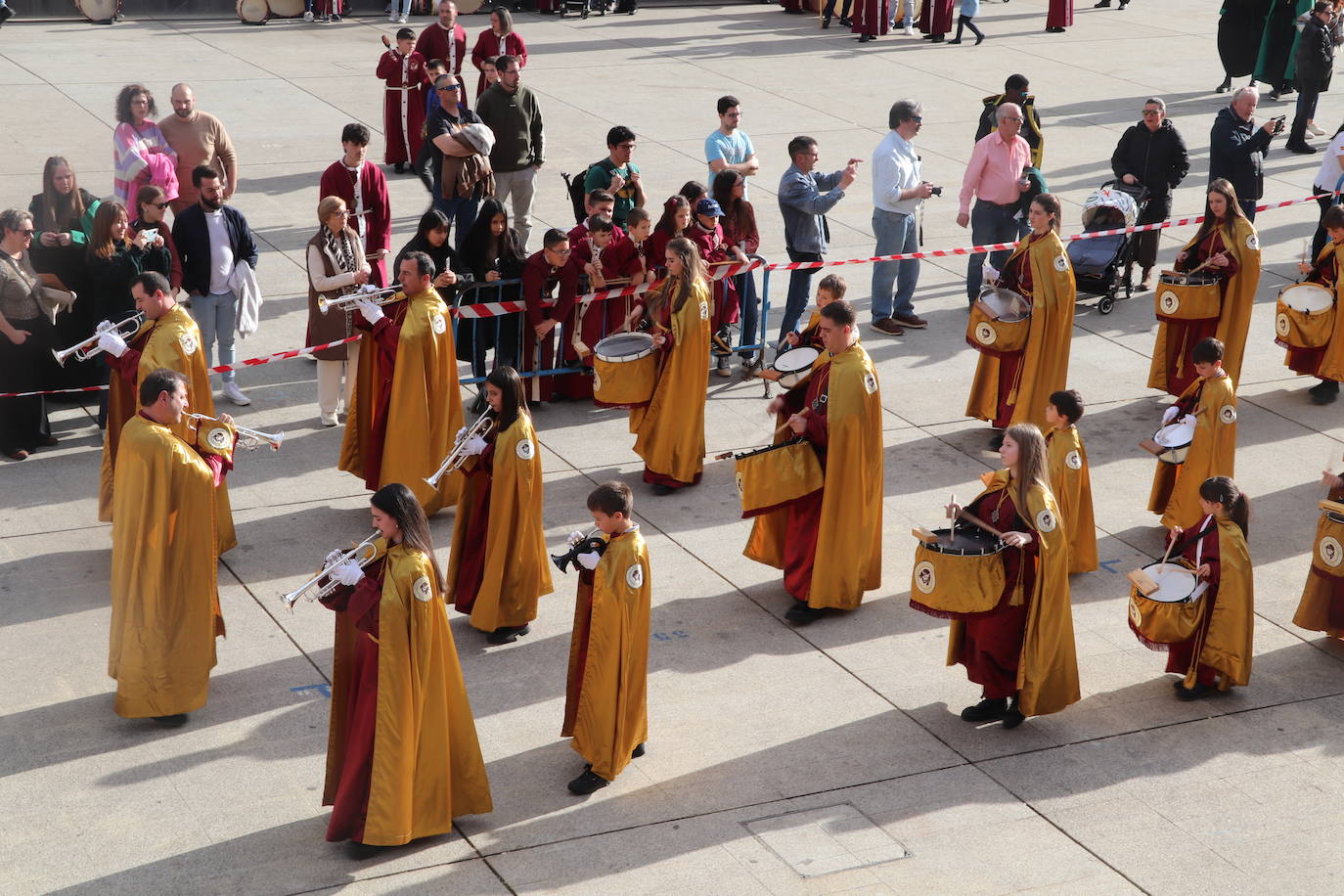 Fotos: La XVIII Exaltación de Bandas de Cofradías de Arnedo reúne a ocho agrupaciones de cuatro comunidades en la plaza de España