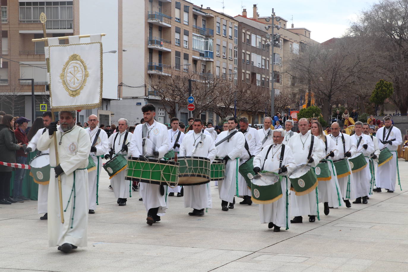 Fotos: La XVIII Exaltación de Bandas de Cofradías de Arnedo reúne a ocho agrupaciones de cuatro comunidades en la plaza de España