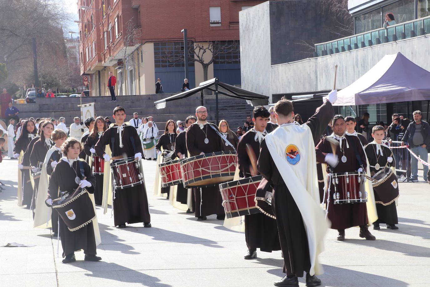 Fotos: La XVIII Exaltación de Bandas de Cofradías de Arnedo reúne a ocho agrupaciones de cuatro comunidades en la plaza de España