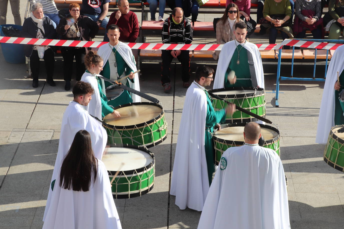 Fotos: La XVIII Exaltación de Bandas de Cofradías de Arnedo reúne a ocho agrupaciones de cuatro comunidades en la plaza de España