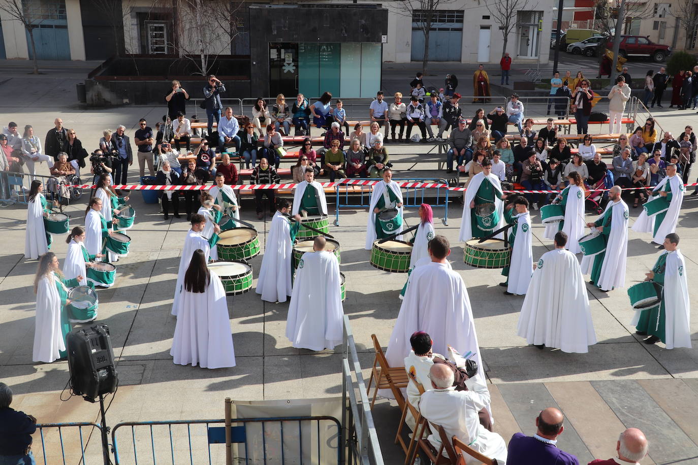 Fotos: La XVIII Exaltación de Bandas de Cofradías de Arnedo reúne a ocho agrupaciones de cuatro comunidades en la plaza de España