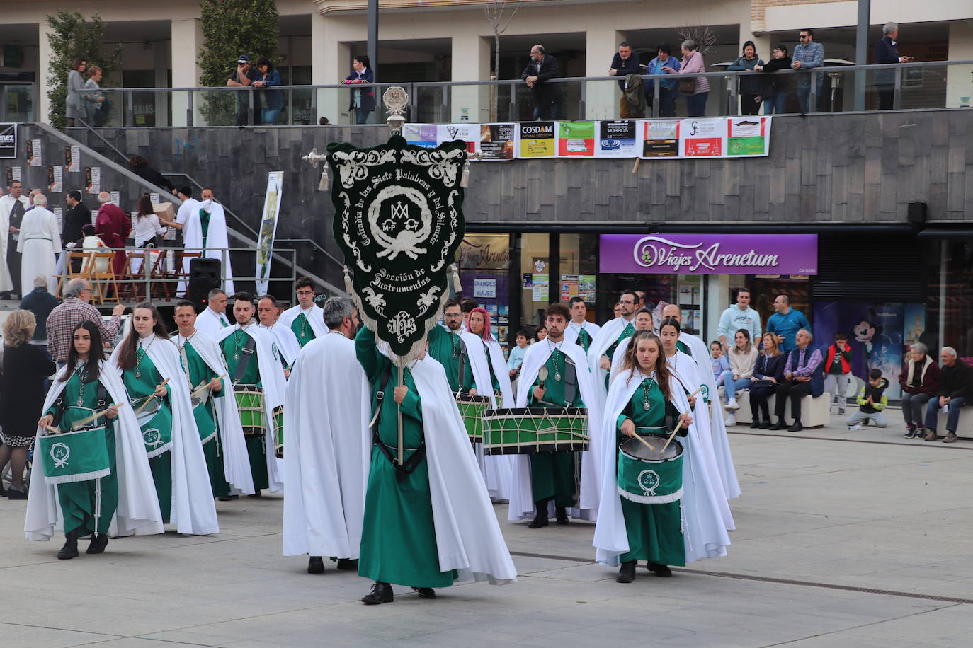 Fotos: La XVIII Exaltación de Bandas de Cofradías de Arnedo reúne a ocho agrupaciones de cuatro comunidades en la plaza de España