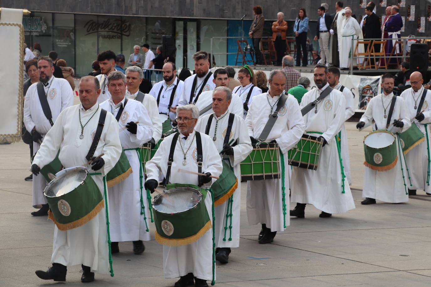 Fotos: La XVIII Exaltación de Bandas de Cofradías de Arnedo reúne a ocho agrupaciones de cuatro comunidades en la plaza de España