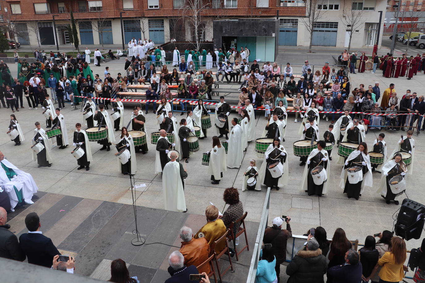 Fotos: La XVIII Exaltación de Bandas de Cofradías de Arnedo reúne a ocho agrupaciones de cuatro comunidades en la plaza de España