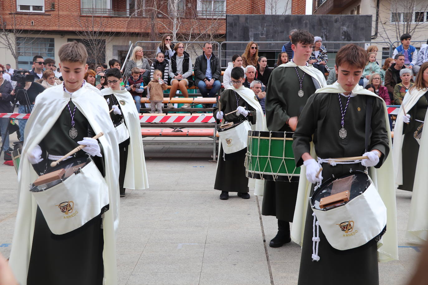 Fotos: La XVIII Exaltación de Bandas de Cofradías de Arnedo reúne a ocho agrupaciones de cuatro comunidades en la plaza de España