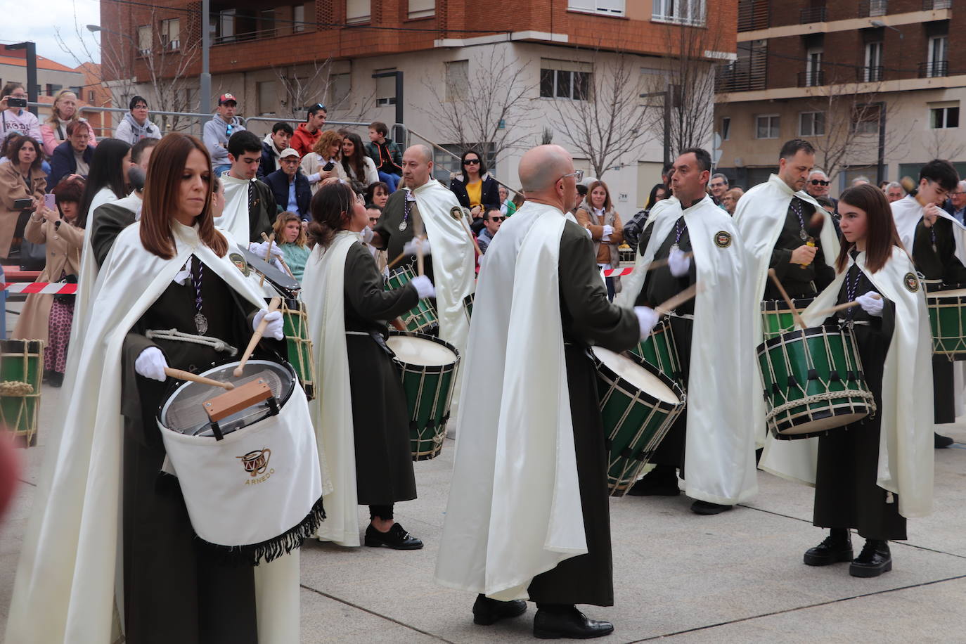 Fotos: La XVIII Exaltación de Bandas de Cofradías de Arnedo reúne a ocho agrupaciones de cuatro comunidades en la plaza de España