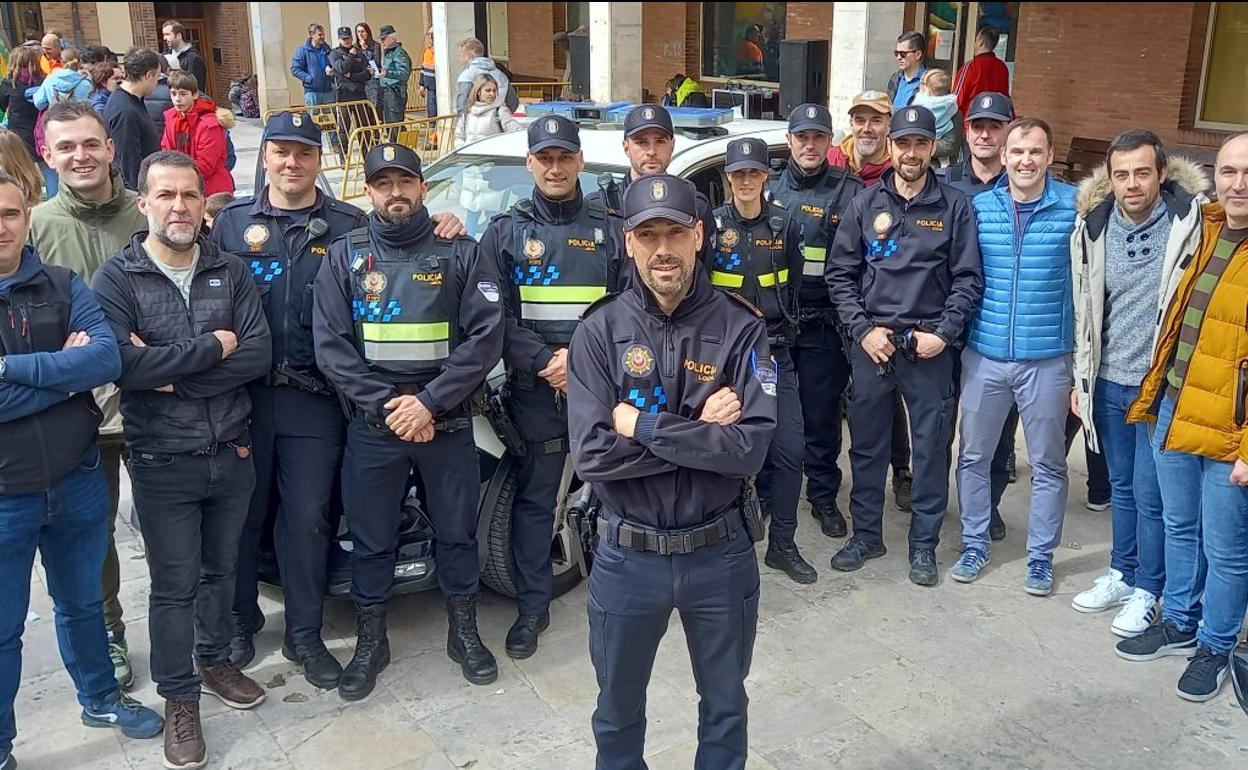Sergio Díez, subinspector jefe de la Policía Local de Lardero, en primer término, con el resto de agentes. 
