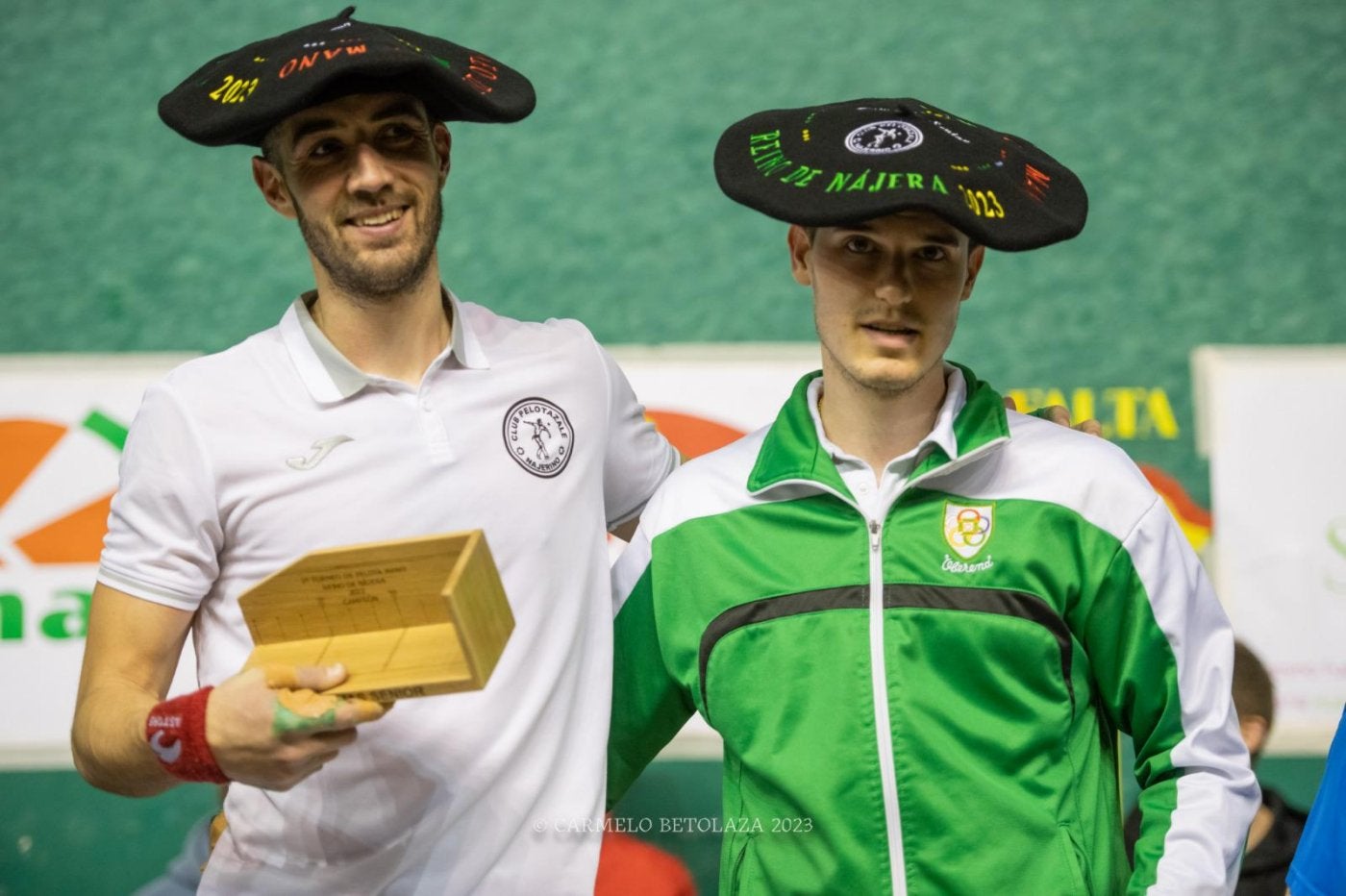Una de las cuatro parejas campeonas festejan sus respectivos triunfos./C. BETOLEZA
