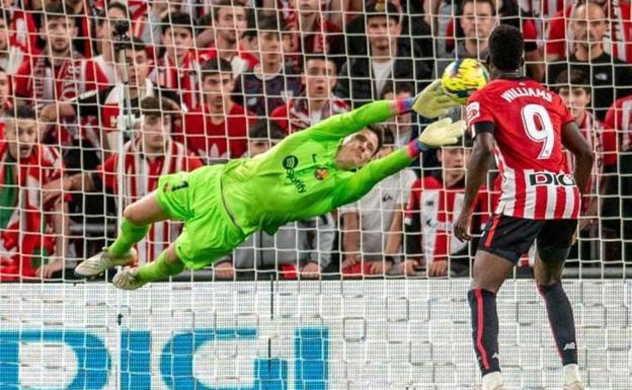 Ter Stegen realiza una parada en el prtido ante el Athletic.