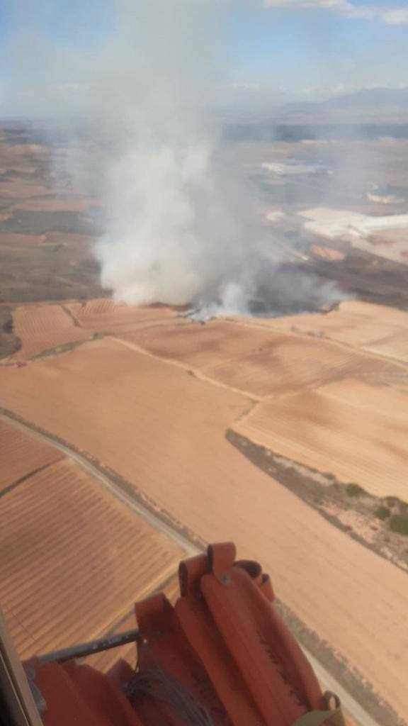 Imagen secundaria 1 - Incendio entre los polígonos industriales de Fuenmayor y Navarrete