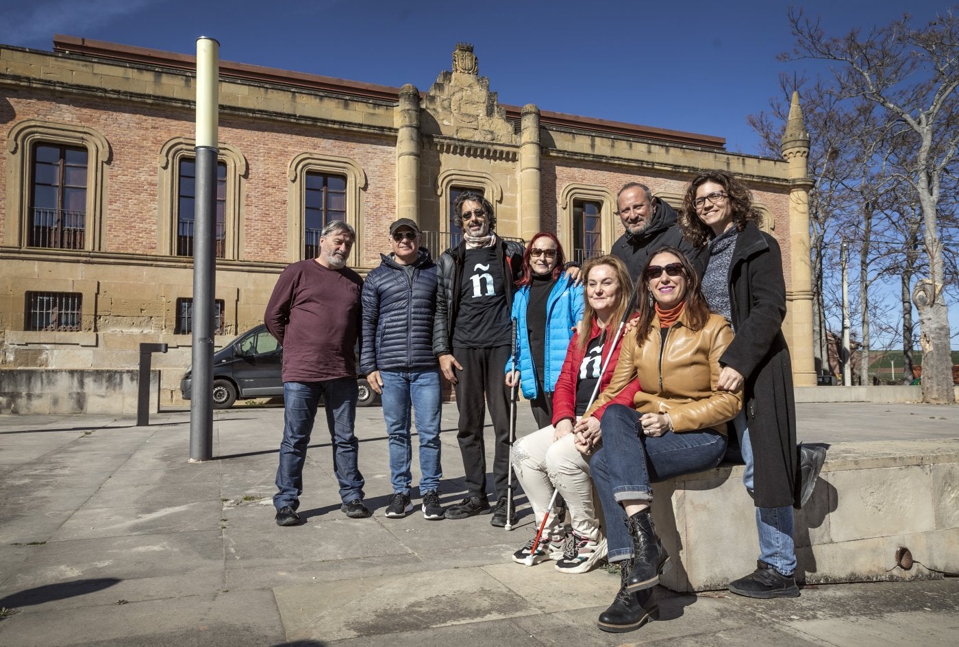 El equipo actoral de 'Lo que no se ve' ante el Palacio de los Manso de Zúñiga de Canillas, su cuartel general durante esta semana de ensayos. 