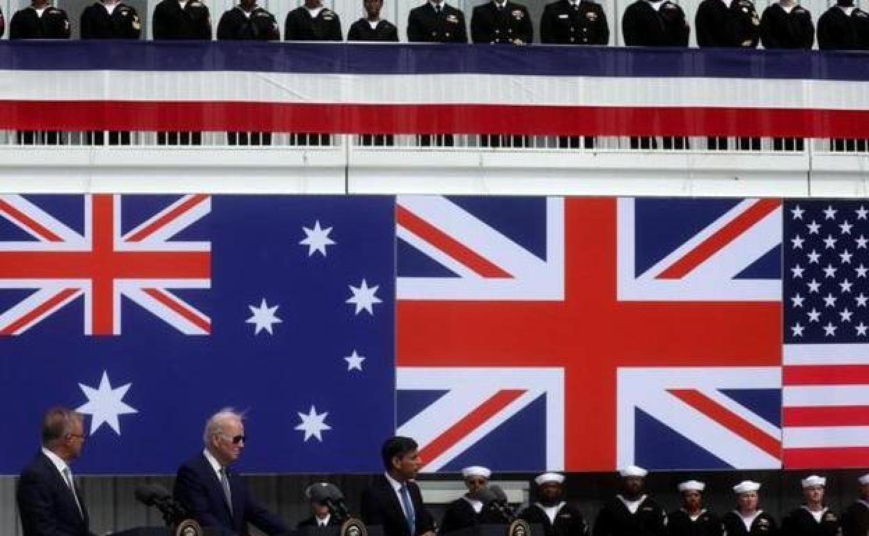 Joe Biden, Rishi Sunak y Anthony Albanese tras la reunión de la alianza Aukus el lunes en San Diego, California.