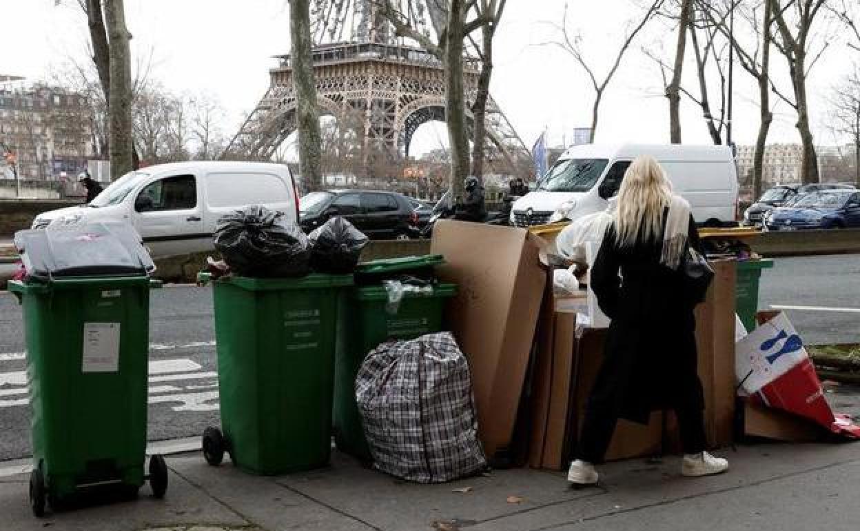 La huelga en el servicio de recogida de basuras acumula ya más de 5.000 toneladas en las calles de París.