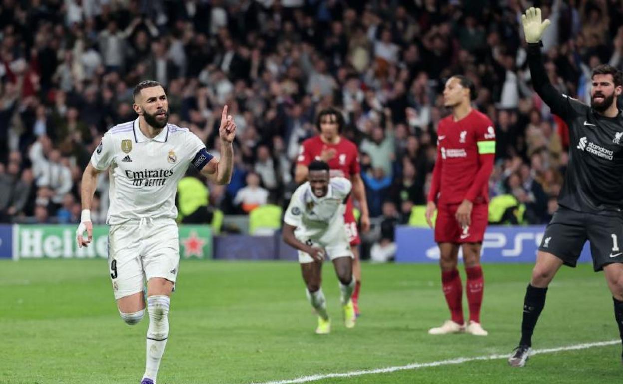 Karim Benzema celebra el gol que le marcó al Liverpool en el Bernabéu.