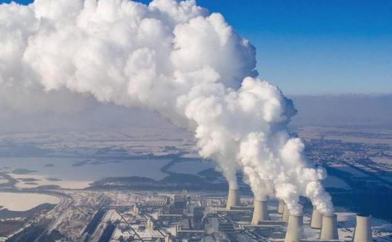 Torres de refrigeración de una central eléctrica de combustión de carbón en Jänschwalde, Alemania