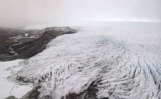 Foto tomada el 20 de mayo de 2021. El hielo retrocede de un glaciar de casquetes polares y fiordos cerca de Kangerlussuaq, Groenlandia.