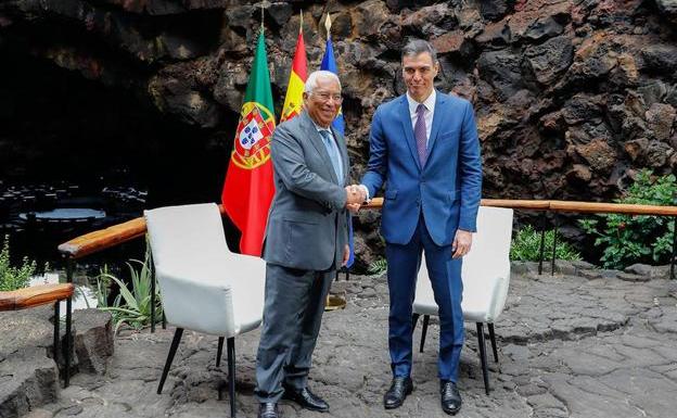 Pedro Sánchez estrecha la mano al primer ministro de Portugal, António Costa.