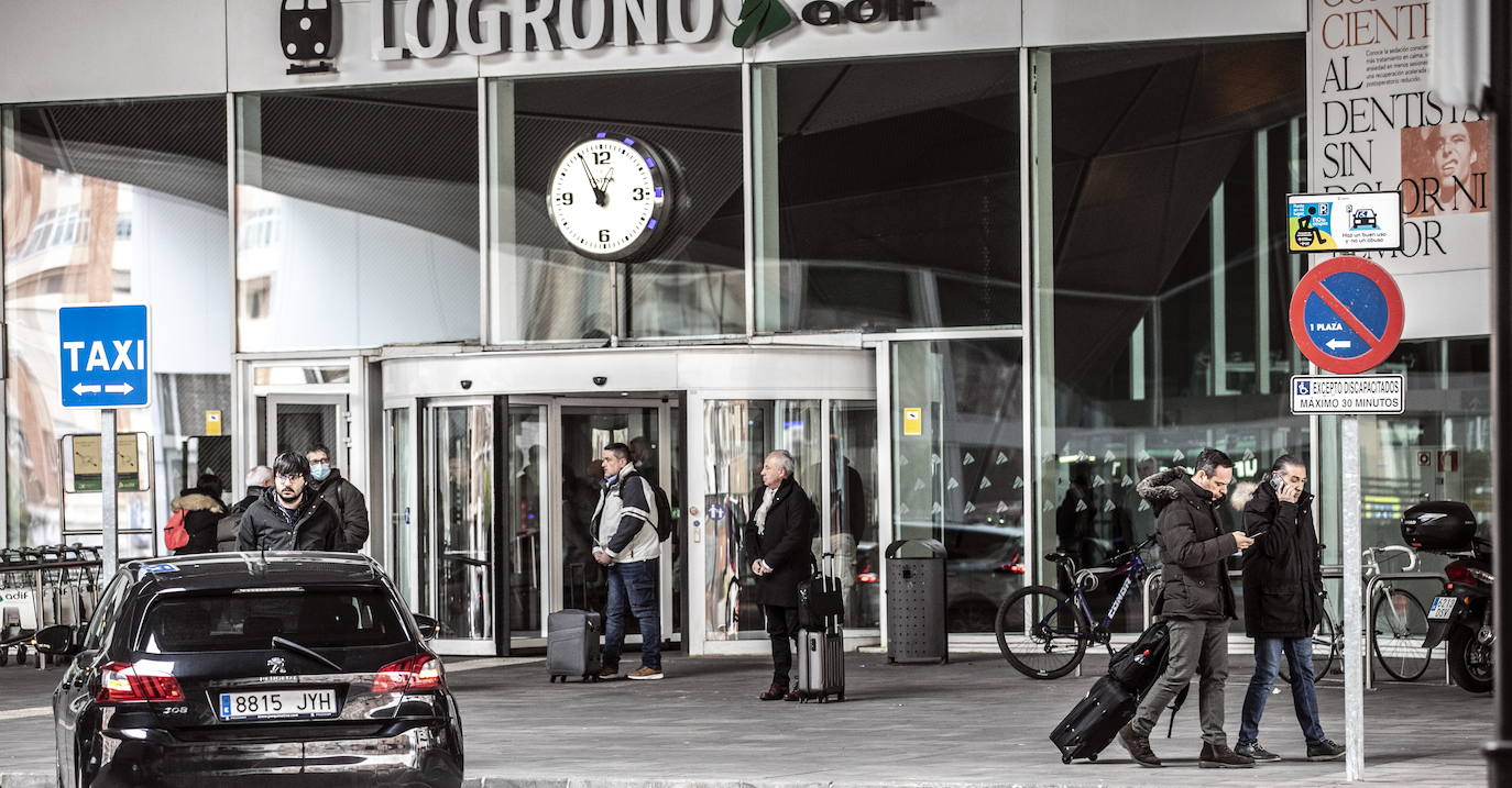 Imagen de la entrada de la estación de tren de la capital riojana. 