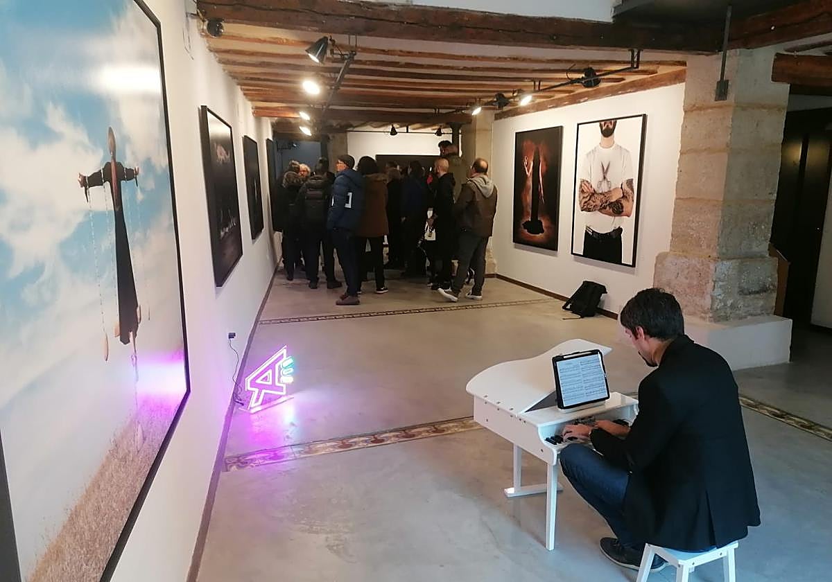 Inauguración de la exposición de fotografía 'Ethos', de Marta Pérez Fernández.