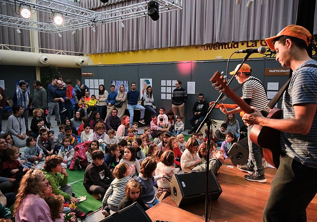 Actual en Familia, peces y panderetas