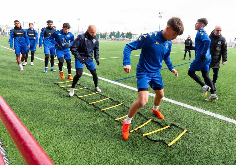 Varios jugadores de la SD Logroñés, durante el entrenamiento de este miércoles en Pradoviejo.