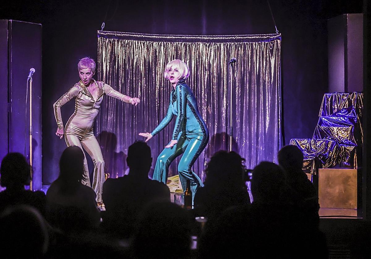 En el tardeo de este jueves en la Sala Negra, el público disfrutó con Noemi Climent y Rut Santamaría en el espectáculo 'Migas (de migajas)'.