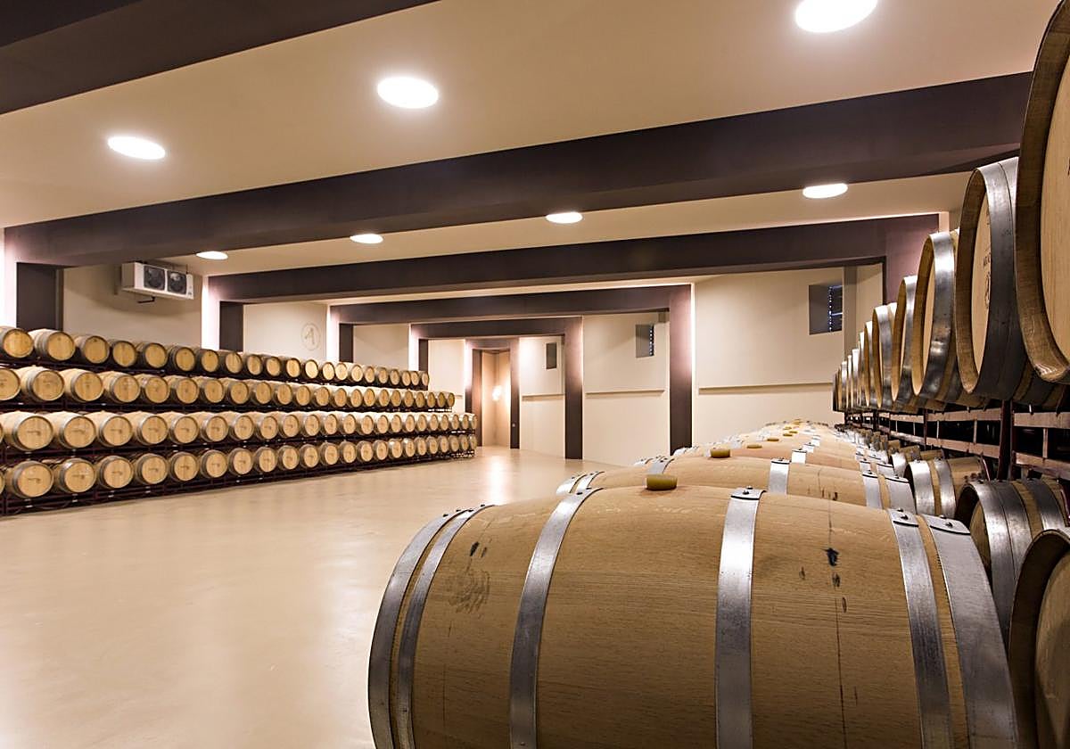 Sala de barricas de una bodega de Rioja.