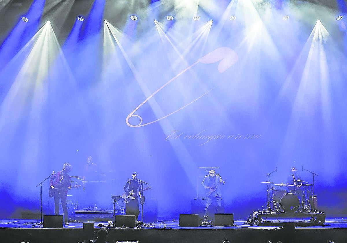 Imagen principal - Arriba El Columpio Asesino, primer grupo en actuar en la noche de este jueves, en su despedida de Actual. Abajo a la izquierda concierto de Tulsa en el Vermú de este jueves. Abajo a la derecha actuación de Norwen en Bodegas Franco-Españolas. 