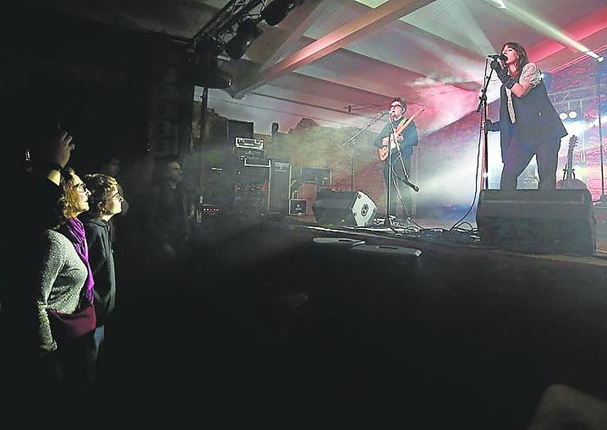 Imagen secundaria 1 - Arriba El Columpio Asesino, primer grupo en actuar en la noche de este jueves, en su despedida de Actual. Abajo a la izquierda concierto de Tulsa en el Vermú de este jueves. Abajo a la derecha actuación de Norwen en Bodegas Franco-Españolas. 