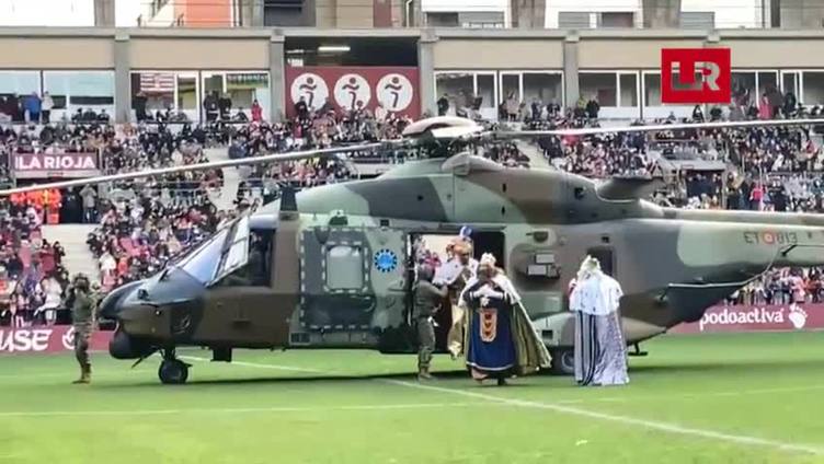 Los Reyes Magos saludan al bajar del helicóptero