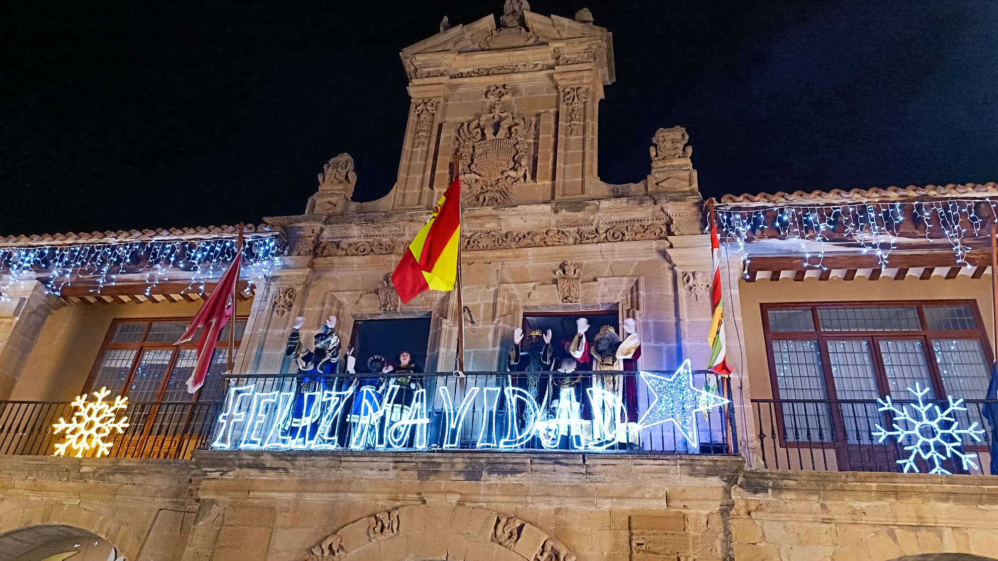 Los Reyes saludan desde el bacón consistorial calceatense