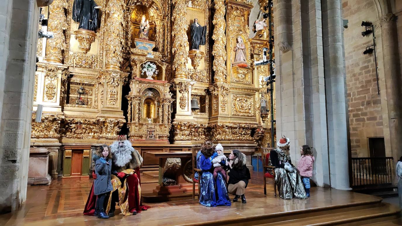 Los Reyes reciben a los niños en Santa María la Real, de Nájera