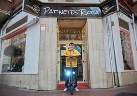 Ángel Barreira posa con un patinete eléctrico en su comercio Patinetes Rioja de Logroño.