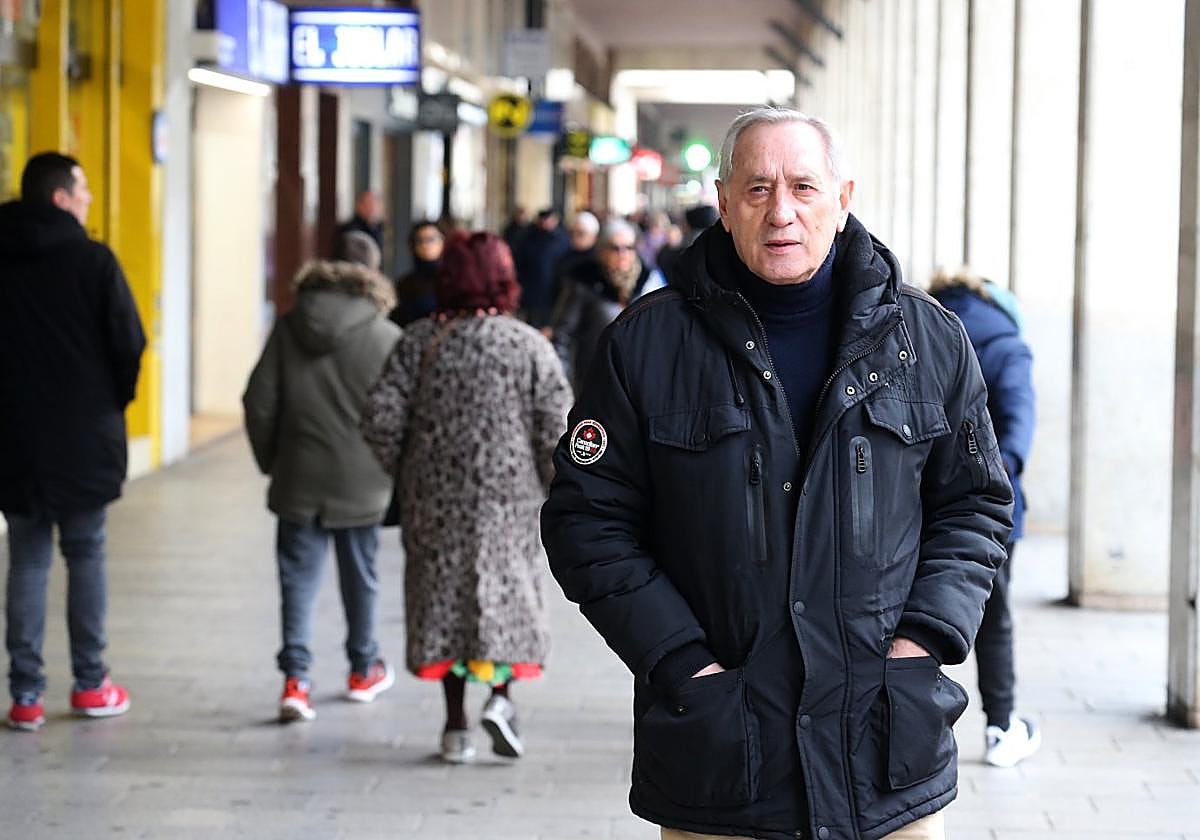 Ángel Rituerto, presidente del Ciudad de Logroño, se pasea por los soportales de la Gran Vía.