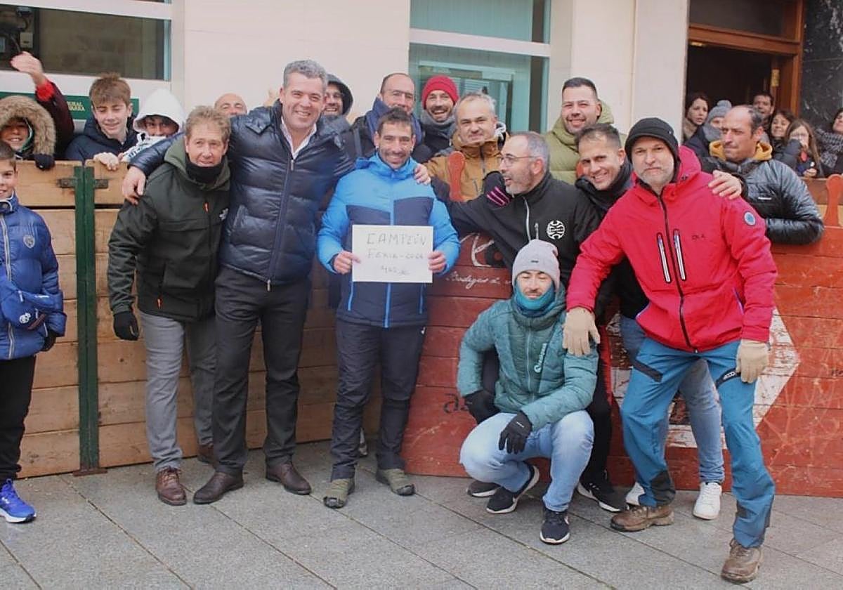 La Peña El Burladero con Omar Antón, recortador que ha ganado 400 euros en las fiestas de invierno.