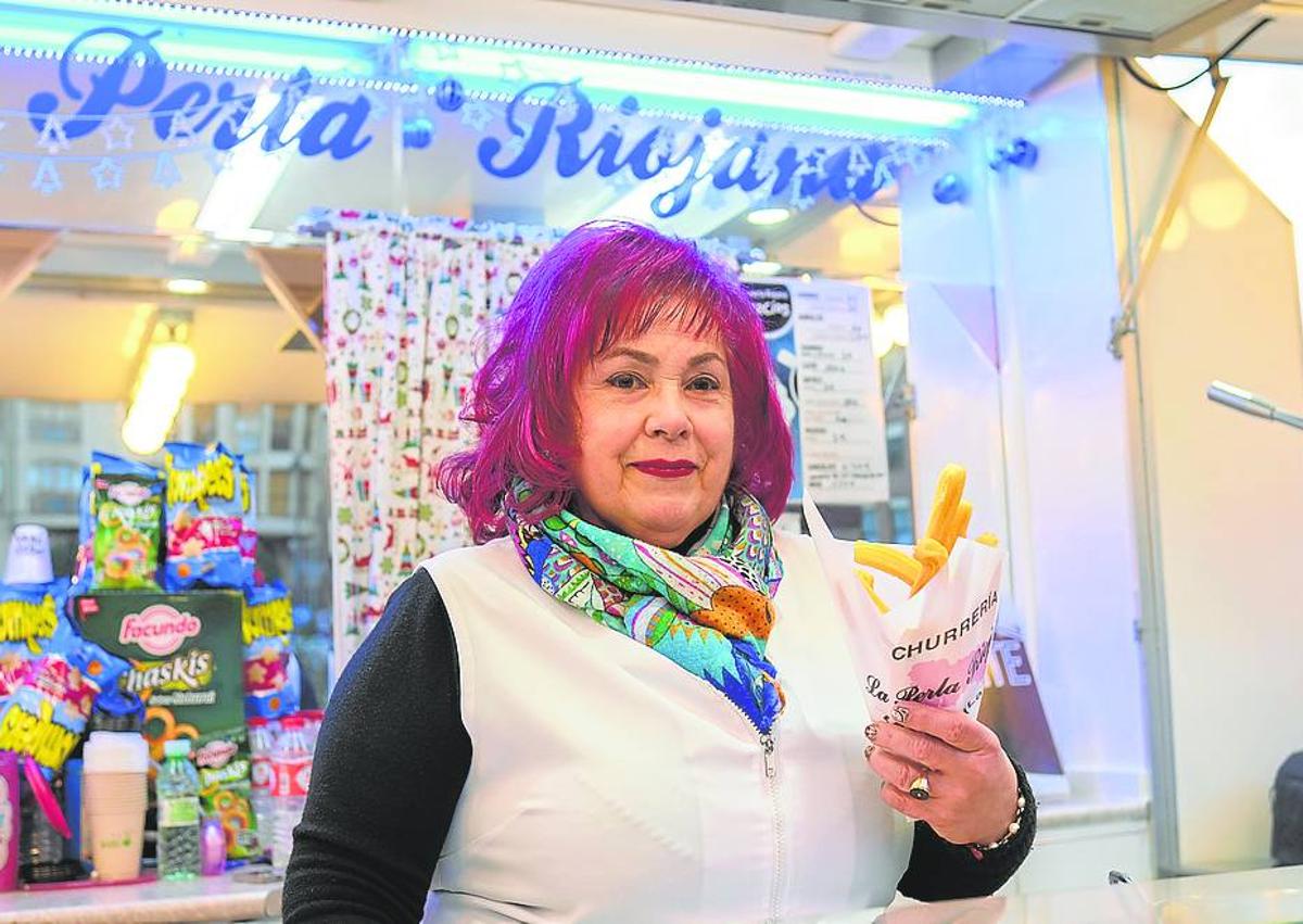 Imagen secundaria 1 - Mari Carmen Amilburu en su churrería La Perla Riojana de la fuente de Murrieta. A la derecha Fernando Sáenz en la heladería DellaSera de Logroño. 