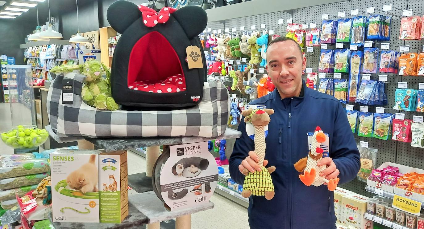 Alberto García muestra algunos juguetes para mascotas de la tienda Miscota.