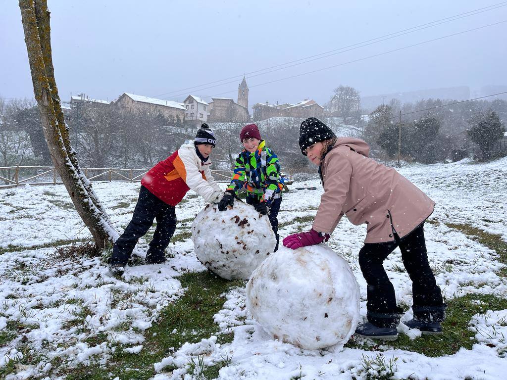 Los pequeños han aprovechado para jugar con la nieve.