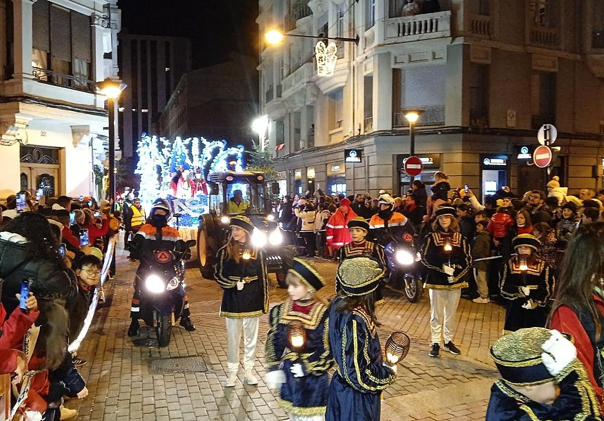 Cabalgata de Reyes de Logroño a su paso por Juan XXIII en la confluencia con Presidente Calvo Sotelo antes de llegar a su último tramo.