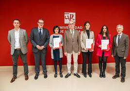 Los premiados, con los representantes universitarios, de Ibercaja y de la AREF.