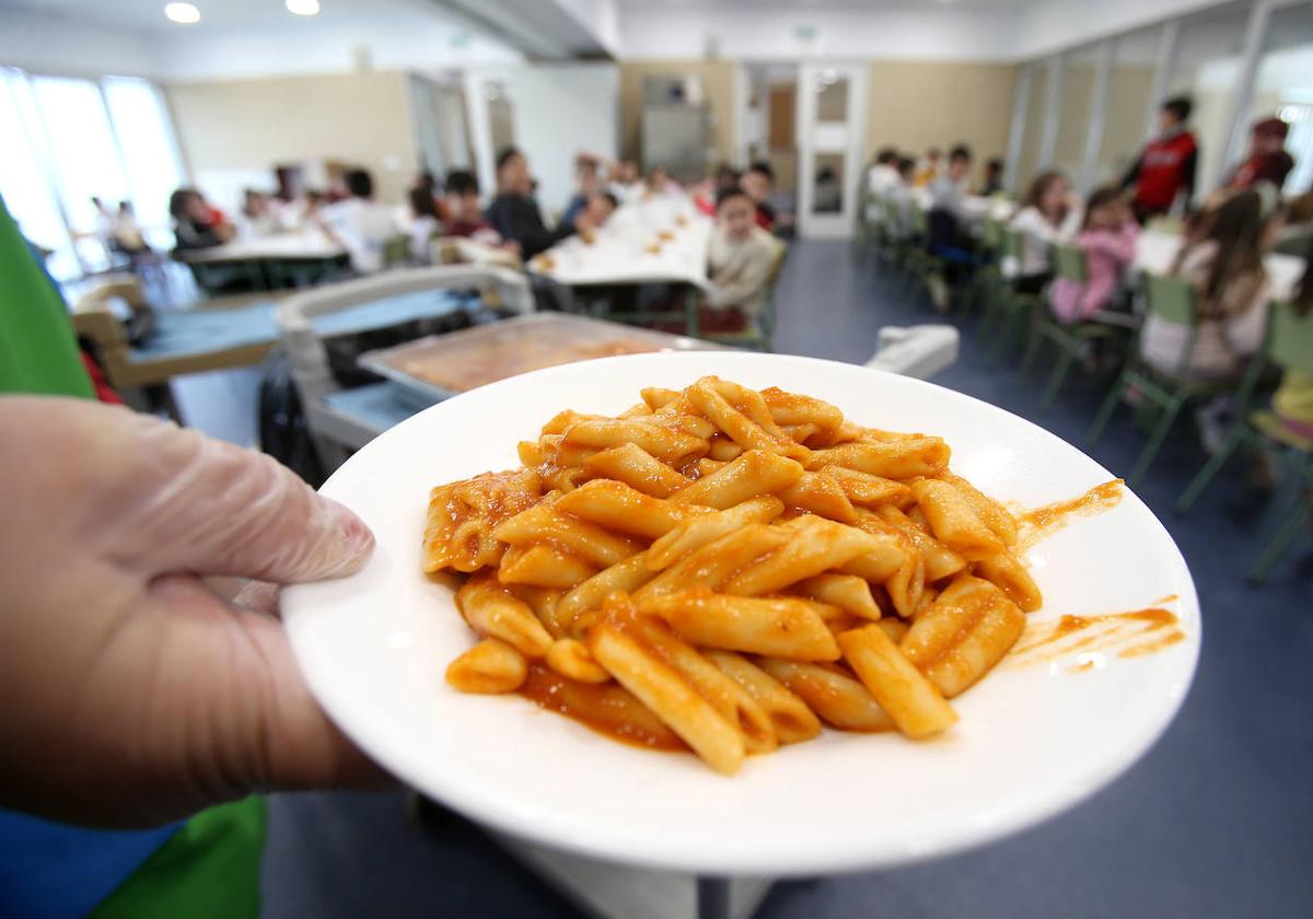 Plato de macarrones con tomate servido este lunes en el comedor escolar del CEIP San Prudencio de Albelda de Iregua.