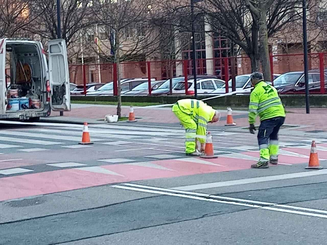 Operarios cambiando el paso.