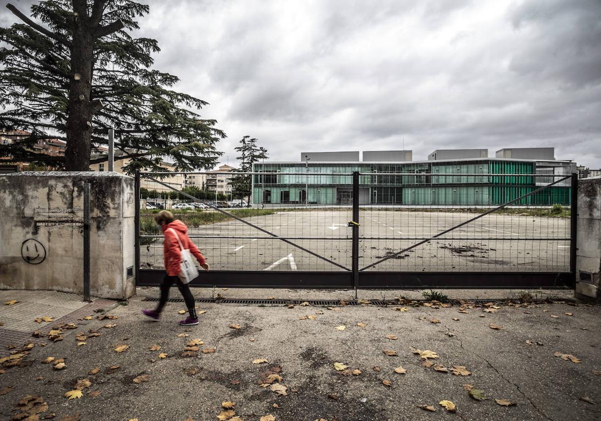 Parcela en la que se construirá el nuevo edificio de especialidades del Hospital San Pedro.