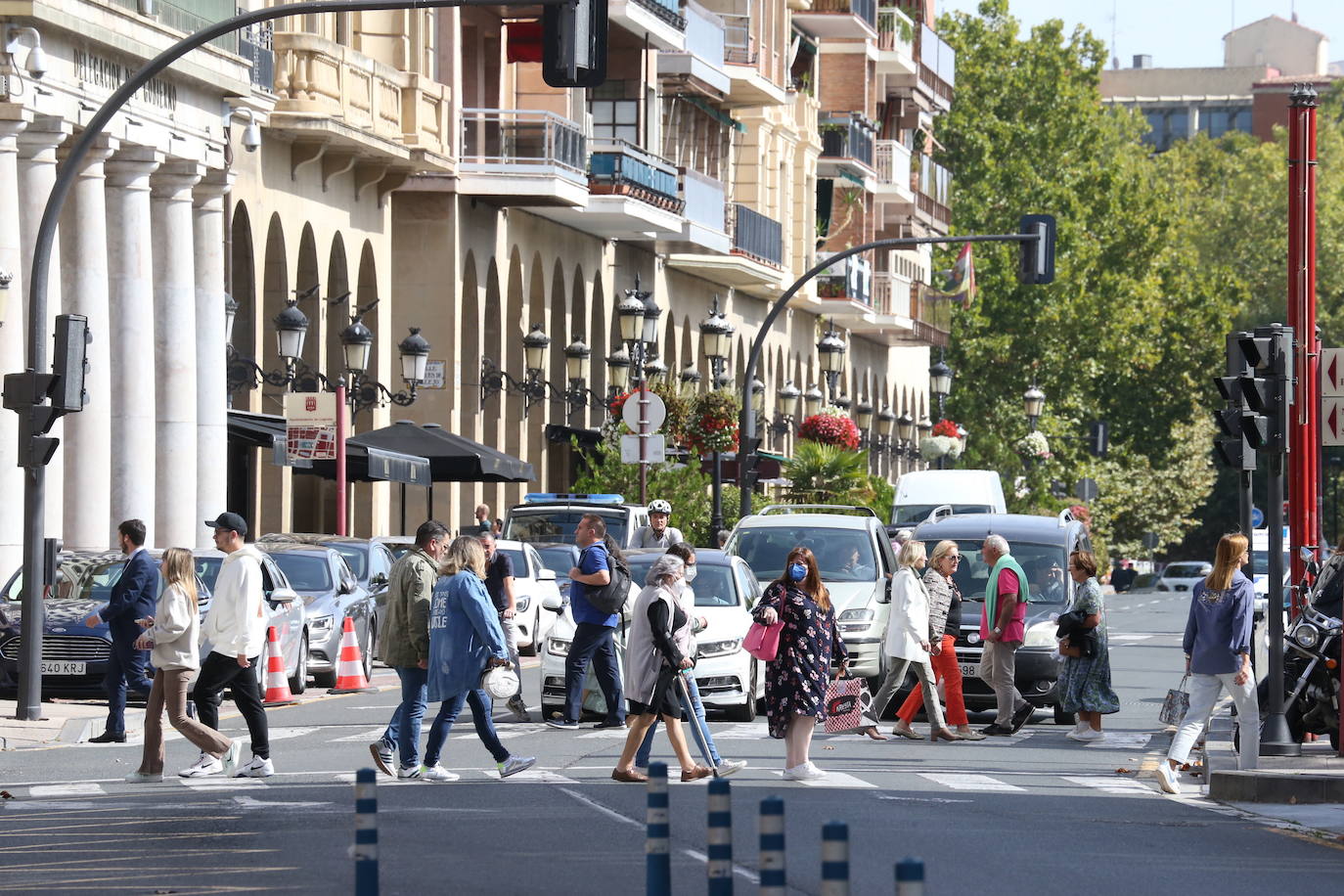 Vehículos y peatones en pleno centro de Logroño.