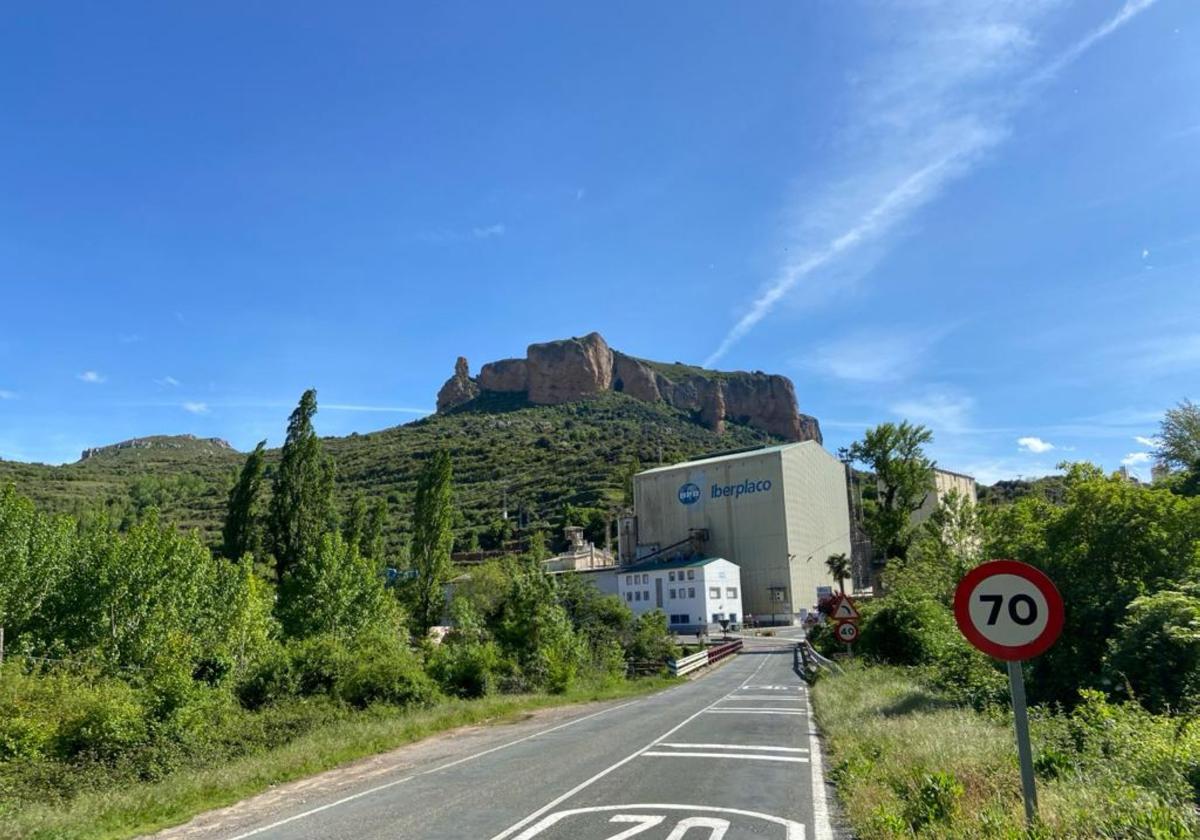 Instalaciones de Iberplaco en Viguera, con el castillo al fondo.