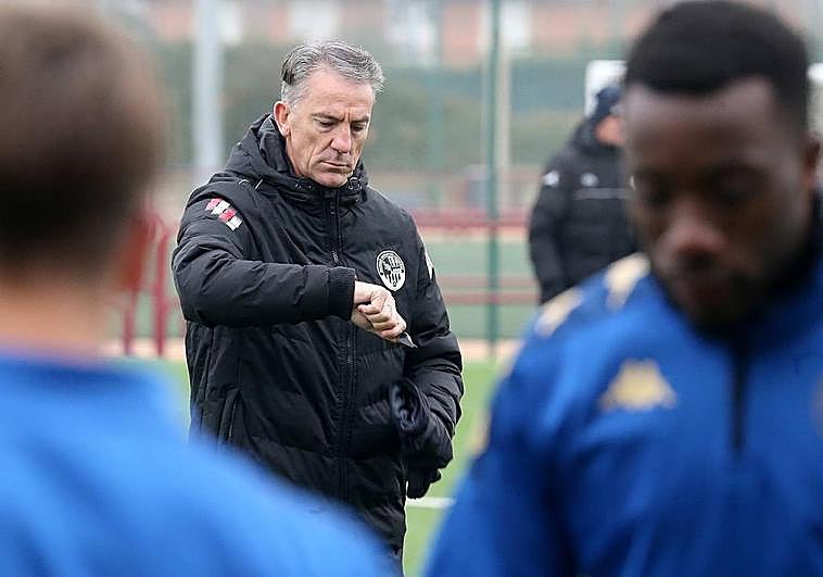 Aitor Larrazabal, en un entrenamiento de la SD Logroñés.