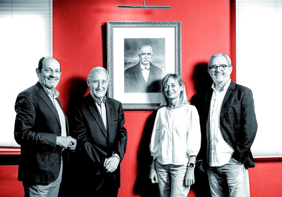 Los exdirectores de LA RIOJA José Luis Prusén, Francisco Martín Losa y José María Esteban (derecha), y la actual directora, Teresa Cobo, posan junto al retrato del fundador y primer director del diario, Facundo Martínez Zaporta.