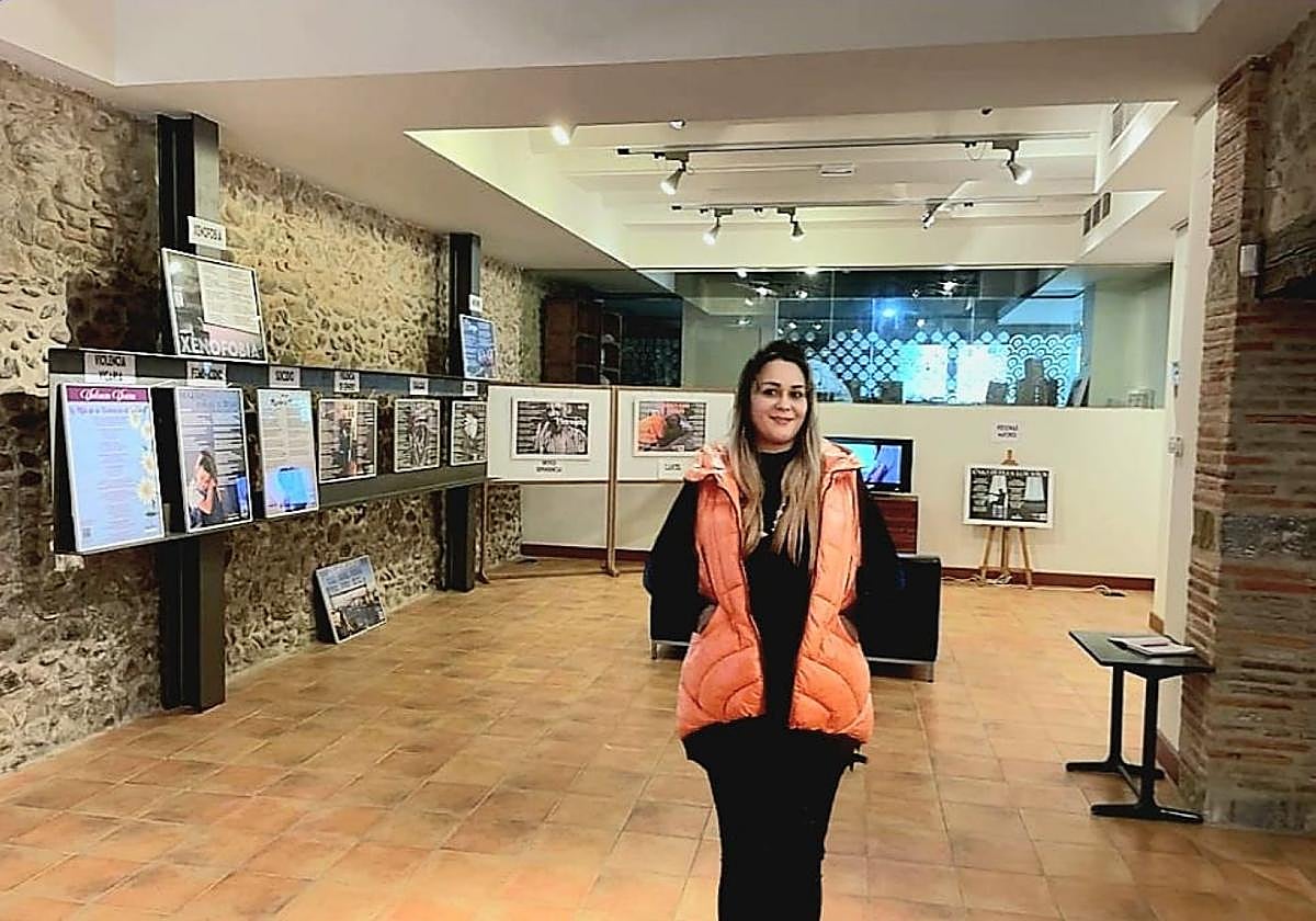 Margarita Birkide, en la exposición sita en la oficina de Turismo.